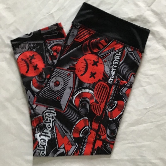 Constantly Varied Gear Pants - Constantly Varied Gear Women’s XXL Graffiti Capri
